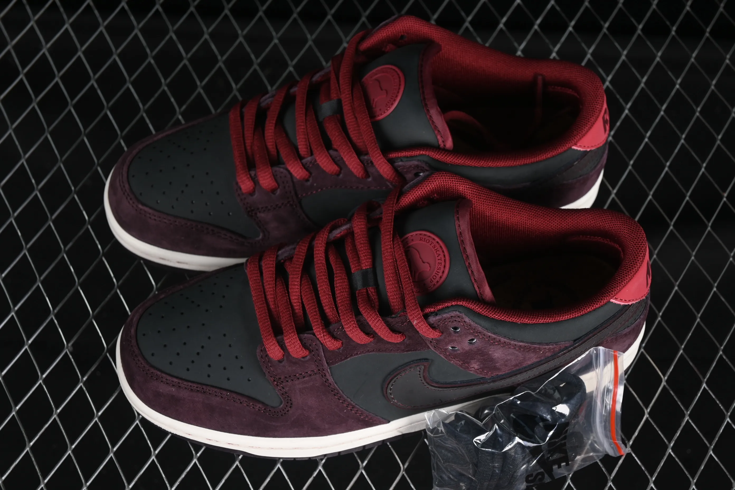 All categories Nk SB Dunk Series Nk SB Dunk Low low-top sneakers K version Riot Skateshop x Nk SB Dunk Low joint model Bordeaux red low-top casual sneakers FZ1289-200